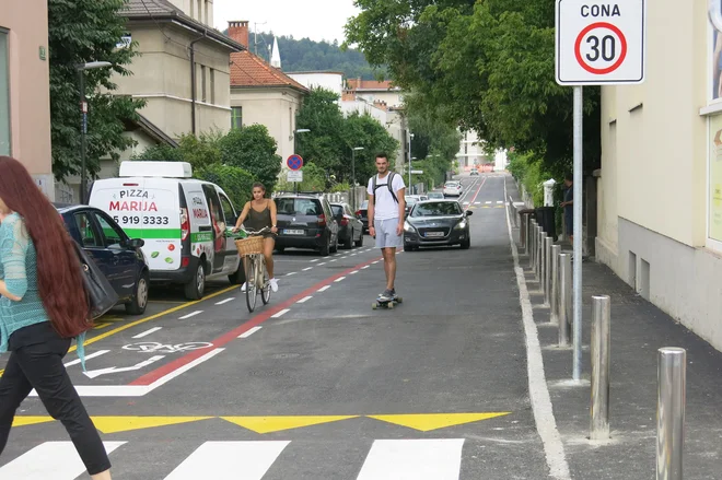 Ko ti nepravilno po Livarski izza hrbta pripelje avto. FOTO: Janez Petkovšek