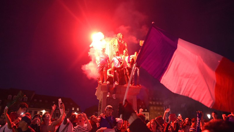 Fotografija: Po zmagi nad Belgijo so domoljubna čustva preplavila celotno Francijo. Foto AFP