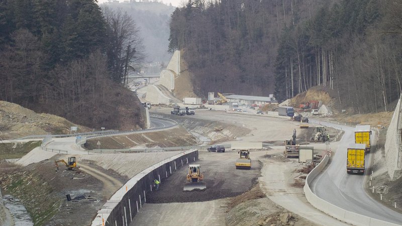 Fotografija: Euro-Asfalt je avtocestni odsek končal tri mesece pred rokom. Foto Euro-asfalt