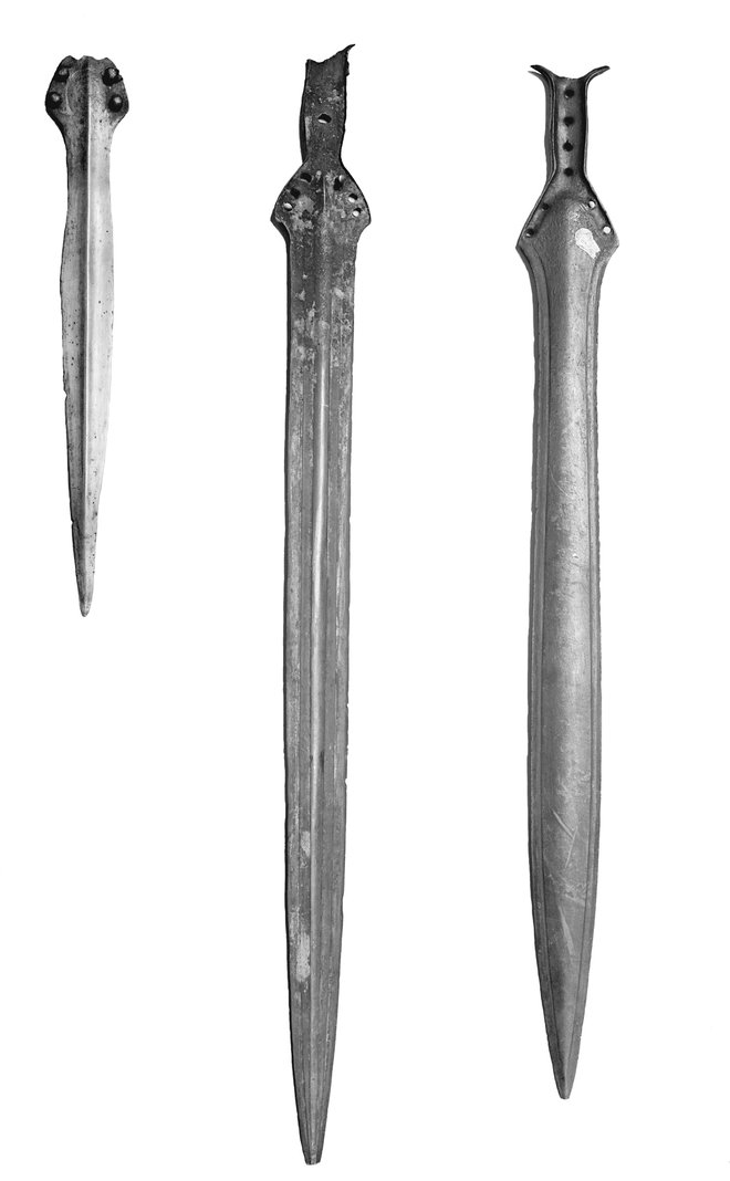 Trije bronasti meči (z Lavrice, iz Avberja in Vnanjih Goric), ukradeni leta 1985. Fotograf neznan, verjetno iz leta 1905. FOTO: Arhiv Narodnega Muzeja Slovenije