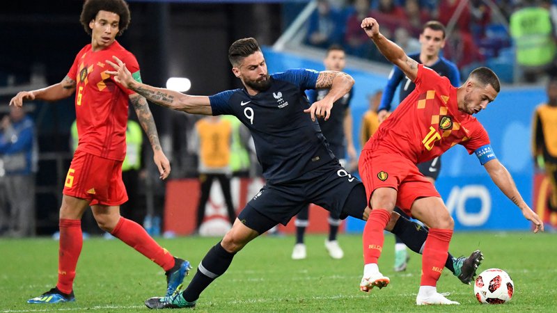 Fotografija: V 80. minuti je Olivier Giroud storil očiten prekršek nad Edenom Hazardom na robu kazenskega prostora, toda sodnik je pustil, da se igra nadaljuje. Od takrat Belgijci niso več imeli resne priložnosti za izenačenje. Foto: AFP