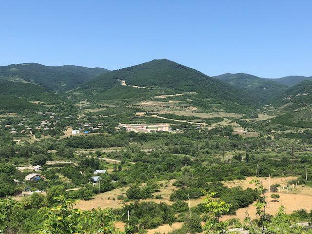 Pogled od daleč na rusko vojaško bazo v zasedeni Južni Osetiji. FOTO: Mimi Podkrižnik