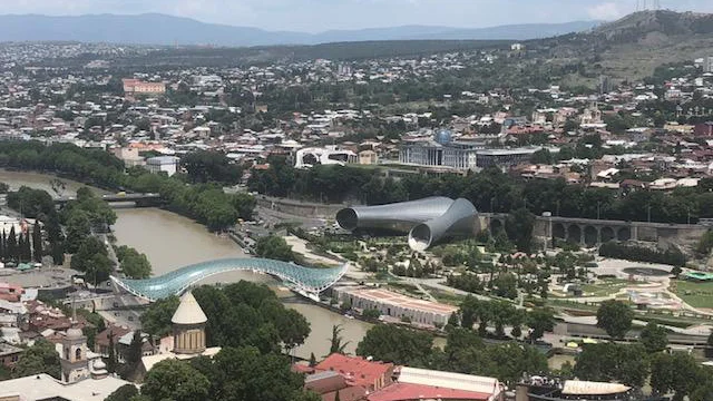 Fotografija: Tbilisi, glavno mesto Gruzije. Nekateri novinarji iz evropskih držav smo ga obiskali na povabilo generalnega direktorata evropske komisije za sosedstvo in širitvena pogajanja. FOTO: Mimi Podkrižnik