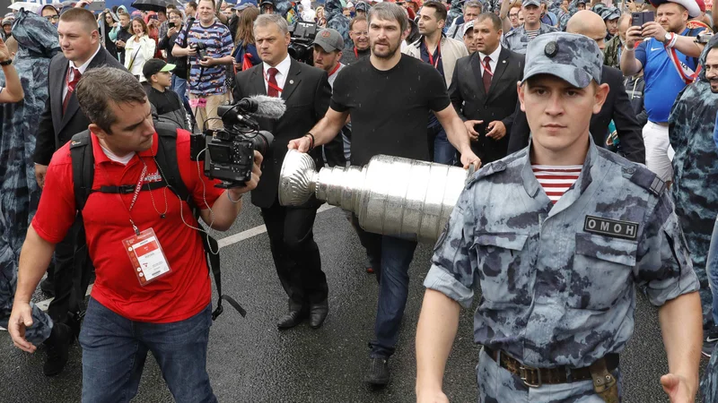 Fotografija: Aleksandr Ovečkin je v navijaško cono svetovnega prvenstva prinesel Stanleyjev pokal.
FOTO Reuters