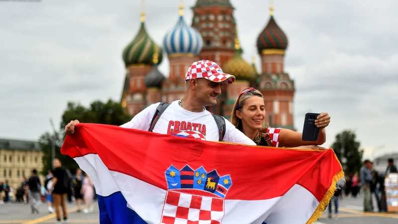 Fotografija: Hrvaška navijača na Rdečem trgu v Moskvi. FOTO: AFP