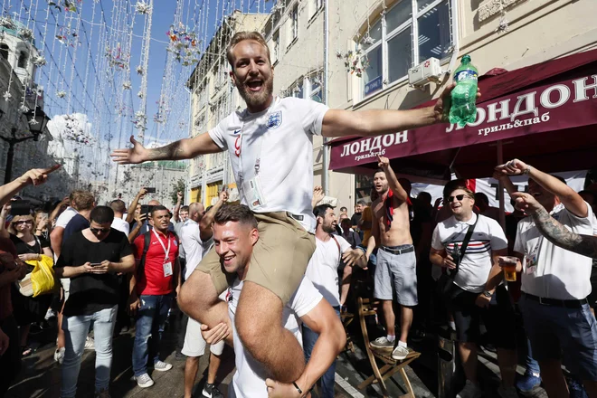Tudi angleški navijači v središču Moskve so dobro razposajeni. FOTO: Reuters