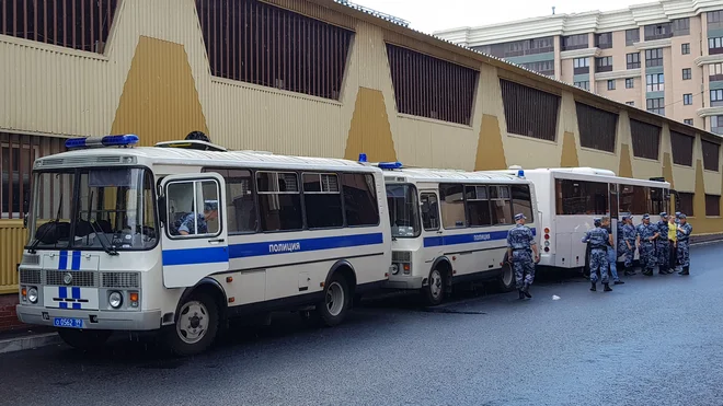 Za svoj nastop so pripravljeni tudi ruski policisti, ki za zdaj počivajo v zakulisju. FOTO: Jernej Suhadolnik