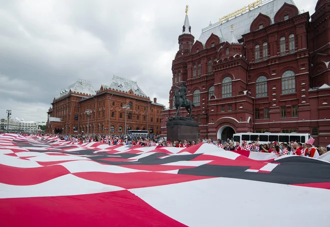Zastavo so sešili Hrvati, ki si kruh služijo v Moskvi. FOTO: Tom Dubravec/Cropix