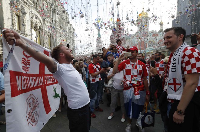 Angleški in hrvaški navijači so dvoboj pričakali z roko v roki. FOTO: Sergej Karpuhin/Reuters