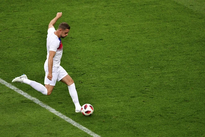 Zobe je stisnil tudi zvezni igralec Jordan Henderson. FOTO: Mladen Antonov/AFP