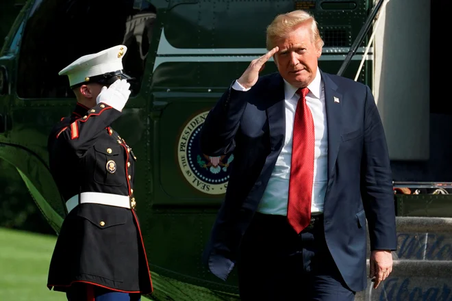 Trump je pred odhodom v Evropo pripravil ­»darilo« za Kitajsko. FOTO: Yuri Gripas/Reuters