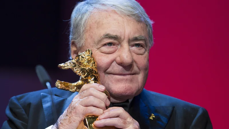 Fotografija: Claude Lanzmann je bil zelo ponosen, da je leta 2013 za življenjsko delo prejel berlinskega filmskega medveda.
Foto AP