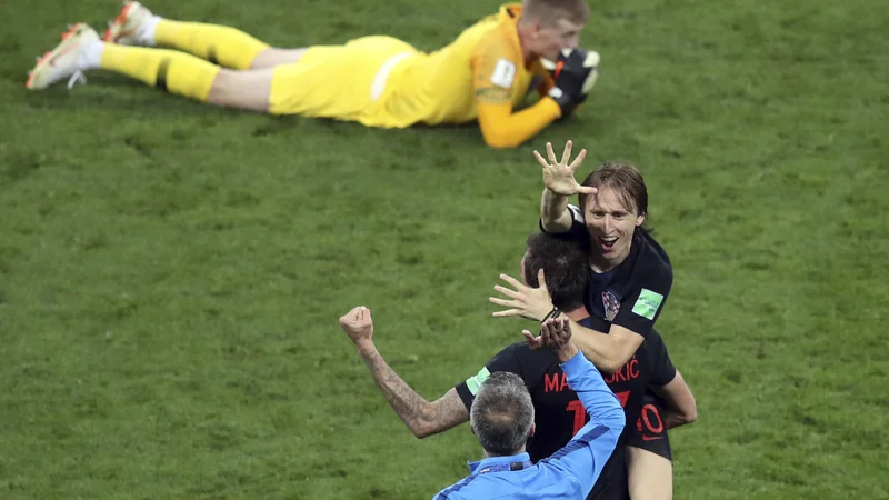 Fotografija: Veselje in žalost. FOTO: Thanassis Stavrakis/Ap