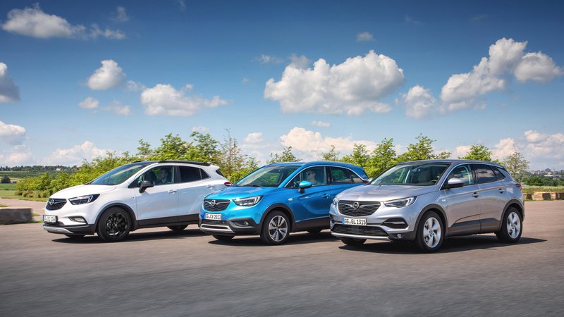 Fotografija: Mokka X, crossland X in grandland X (z leve proti desni) so trije Oplovi športni terenci, ki so letos prvič vsi naprodaj v celotnem koledarskem letu. Njihovo motorno paleto so osvežili tudi in predvsem v skladu s prenovljeno zakonodajo, povezano z izpusti. FOTO: Opel