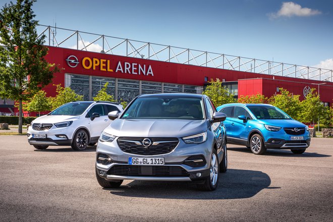 Mokka X, grandland X in crossland X (z leve proti desni). Njihovo motorno paleto so osvežili tudi in predvsem v skladu s prenovljeno zakonodajo, povezano z izpusti. FOTO: Opel