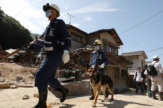 Na Japonskem je od četrtka do nedelje močno deževalo, zaradi česar so bile poplavljene številne ceste in hiše, sprožilo se je tudi več zemeljskih plazov. FOTO: Jiji Press/AFP