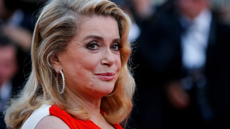 Fotografija: Francoska filmska legenda je zaslovela v 60. letih z upodabljanjem lepotic, znana pa je iz filmov, kot sta Cherbourški dežniki in Lepotica dneva. FOTO: Reuters