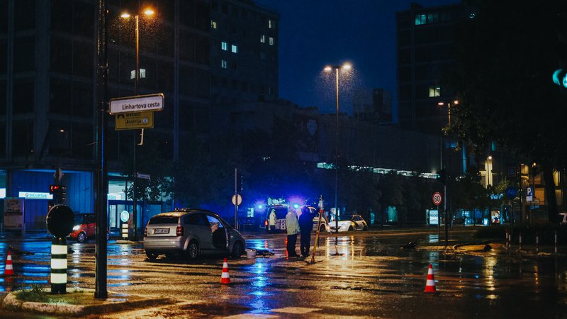 Fotografija: Nesreča v križišču Dunajske in Linhartove ceste. FOTO: Žan Rekič Zupančič