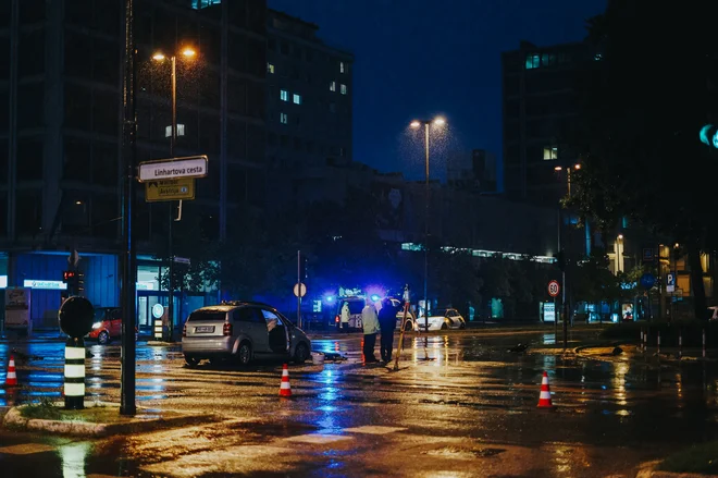 <a href="https://www.slovenskenovice.si/kronika/doma/clanek/foto-v-ljubljani-silovito-pocilo-poskodovanih-pet-oseb-70671">Nesreča v križišču Dunajske in Linhartove ceste. FOTO: Žan Rekič Zupančič</a>