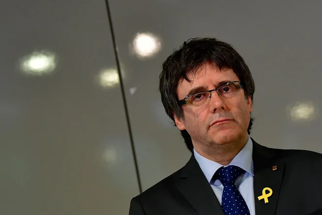 Izročitev Carlesa Puigdemonta Španiji se utegne zavleči, saj bodo njegovi odvetniki najverjetneje izpodbijali odločitev nemškega okrožnega sodišča. FOTO: Tobias Schwarz/AFP