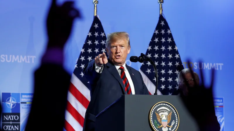 Fotografija: Trump je bil pred novinarji skoraj evforičen. Odgovarjal jim je odrezavo in zvišano, a tudi zabavno. FOTO: Reuters