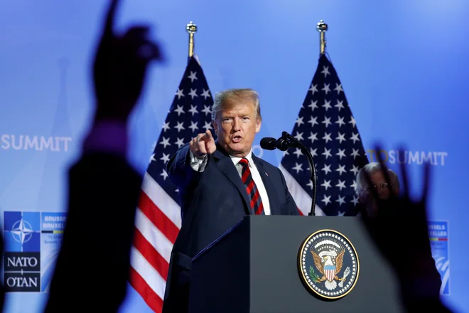 Trump je bil pred novinarji skoraj evforičen. Odgovarjal jim je odrezavo in zvišano, a tudi zabavno.&nbsp;FOTO: Reuters