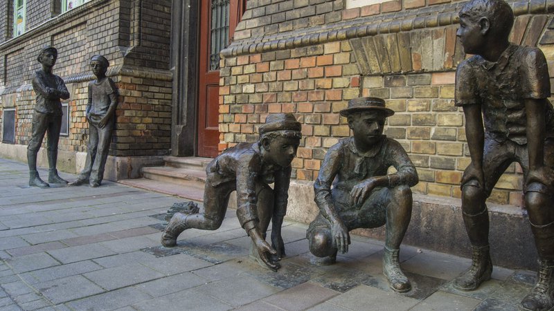 Fotografija: Če se boste sprehajali po Budimpešti, boste morda naleteli na bronaste kipe dečkov iz Pavlove ulice.
