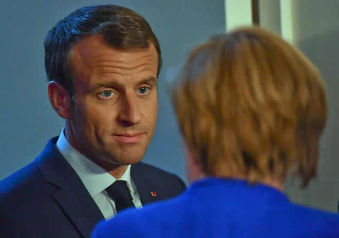 Macron je že zanikal Trumpove trditve, da so se voditelji na vrhu Nata strinjali o zviševanju izdatkov za obrambo. Nemška kanclerka Merklova pa je dejala, da je očitna pripravljenost vseh, da v luči spremenjenih varnostnih razmer prispevajo svoje. FOTO: AFP
