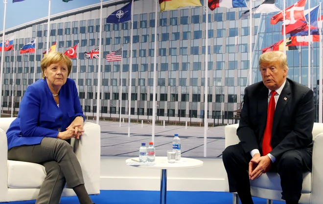 Ameriški predsednik Donald Trump s svojimi napadi na Nemčijo in druge države maje evropske in druge zahodne integracije, zato morda kanclerko Angelo Merkel največji izziv v njeni dolgi politični karieri še čaka. FOTO: Reuters