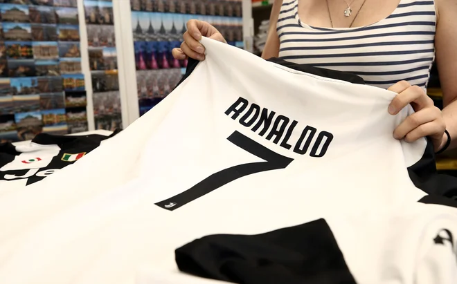 Delavci Fiata stavkajo, ker je njihov lastnik plačal več kot sto milijonov evrov za prestop Christiana Ronalda, medtem ko njim režejo plače. FOTO: AFP