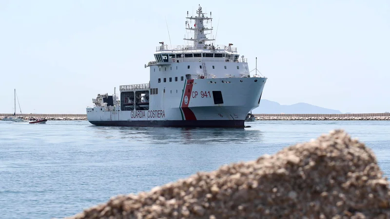 Fotografija: Rim je v ponedeljek prepovedal vplutje italijanske oskrbovalne ladje, ki je v Sredozemskem morju konec prejšnjega tedna rešila več ljudi. FOTO: AP