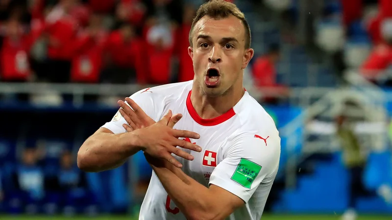 Fotografija: Švicarski reprezentant Xherdan Shaqiri je med tekmo s Srbijo proslavljal gol s prikazovanjem albanskih simbolov.
