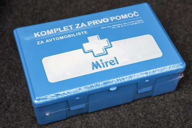 Seveda bi bila najbolj logična rešitev, da bi komplet s pretečenim rokom &ndash; brez posebnih zapletov in morebitnih groženj s prekrškom in denarno kaznijo &ndash; oddali na tehničnem pregledu. FOTO: Marko Feist