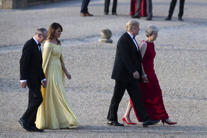 Prihod ameriškega predsednika Donalda Trumpa, prve dame Melanie Trump, britanske premierke Therese May ter njenega moža Philipa Maya v palačo Blenheim, kjer je včeraj potekala slavnostna večerja. FOTO: AP