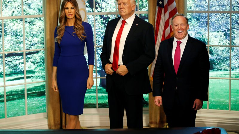 Fotografija: Nekdanji tiskovni predstavnik Bele hiše Sean Spicer pozira skupaj z voščenima figurama Melanie in Donalda Trumpa v muzeju voščenih lutk Madame Tussauds v New Yorku. FOTO: Reuters