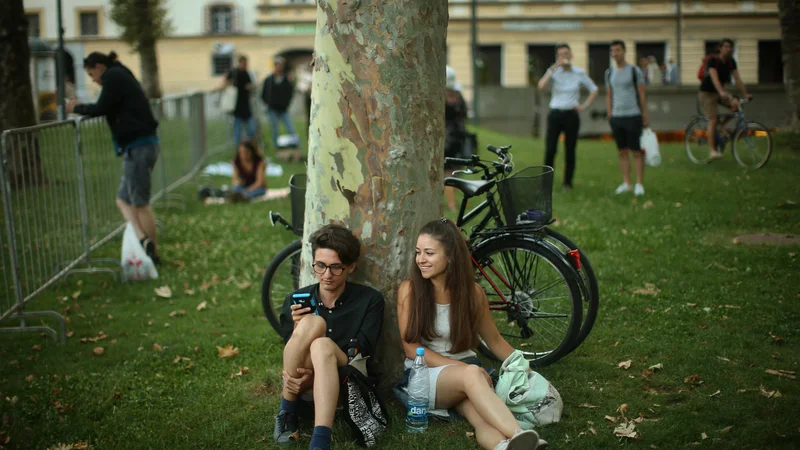 Fotografija: Socialne izolacije je manj kot pred tridesetimi leti, a so stiki v povprečju bolj površni. FOTO: Jure Eržen