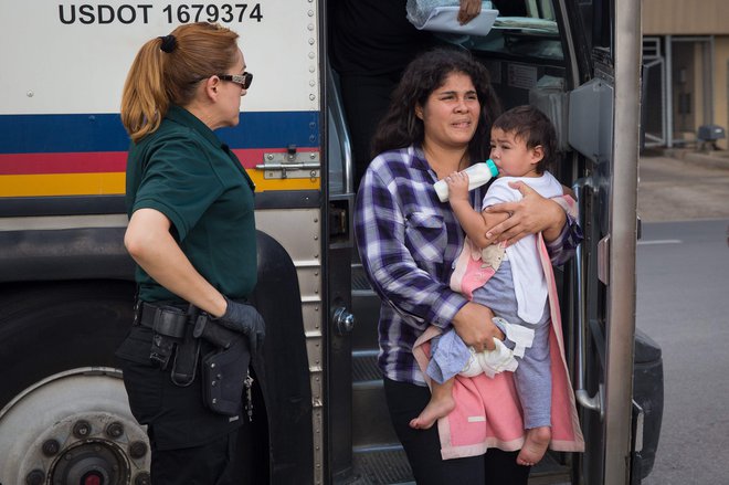 Sedeminpetdeset otrok, ki jim jih je uspelo najti in vrniti, bo ostalo skupaj s starši v ZDA, dokler se ne bo končal njihov postopek za pridobitev azila. FOTO: AFP