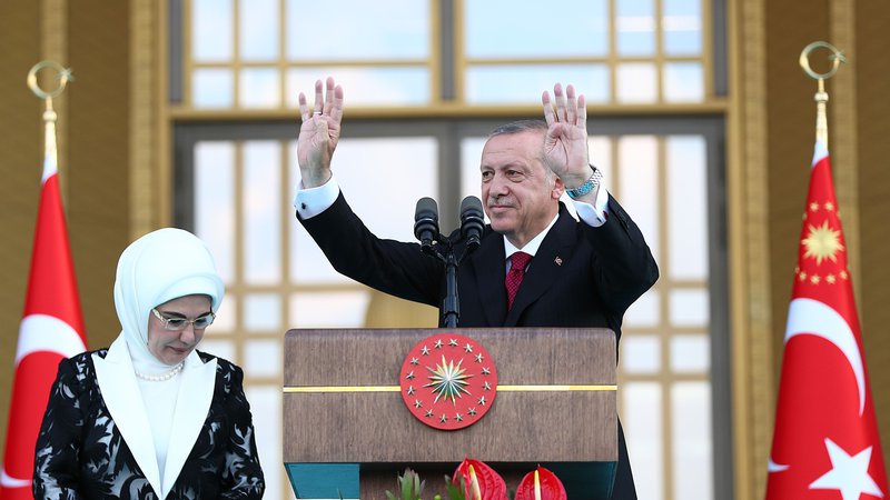 Fotografija: Turški predsednik Recep Tayyip Erdoğan je zaprisegel v družbi vedno primerno spodobno pokrite žene Emine. FOTO: AFP