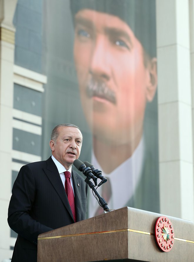 Očeta prve in druge turške republike Mustafa Kemal Atatürk in Recep Tayyip Erdoğan. FOTO: AP
