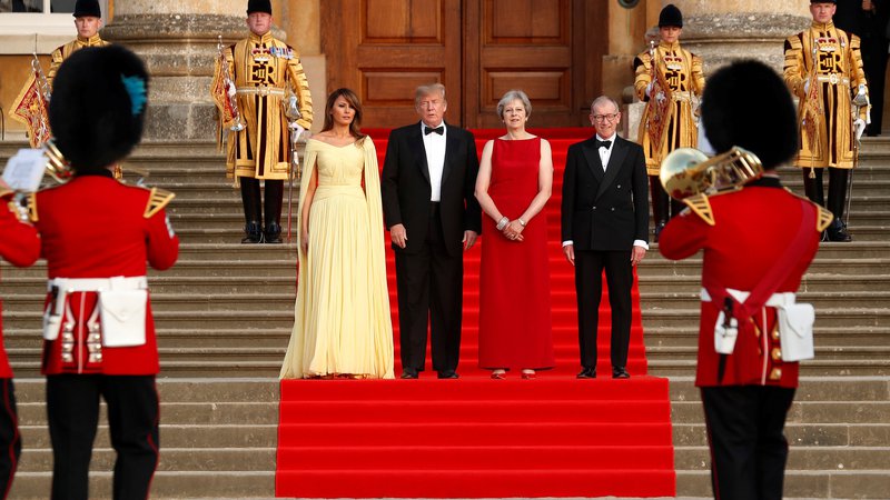 Fotografija: Ameriški predsedniških par pri gostiteljih večerje – britanski premierki in njenem možu. FOTO: Kevin Lamarque/Reuters