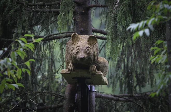 Lesene skulpture je izdelal »mojster z motorko« Matic Zakrajšek.<br />
Foto Jože Suhadolnik