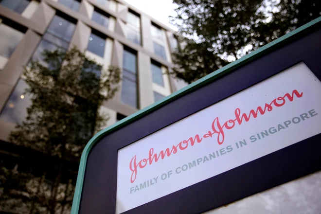 Ameriški gigant Johnson &amp; Johnson bo moral plačati najvišjo kazen doslej, saj mu je sodišče naložilo plačilo odškodnine v višini štirih milijard evrov. FOTO: Thomas White Reuters