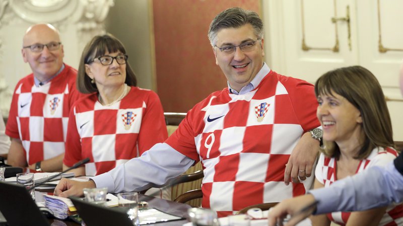 Fotografija: Vsi hrvaški ministri s premierom na čelu so se pojavili v dresih hrvaške nogometne reprezentance, nogometu so v resnici podredili čisto vse. FOTO: AP