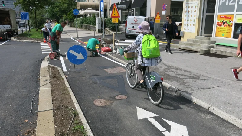 Fotografija: V križišču Dunajske in Livarske so odstranili talni prometni znak za kolesarje in prestavili stebričke s srede kolesarske steze na robova. FOTO: Janez Petkovšek