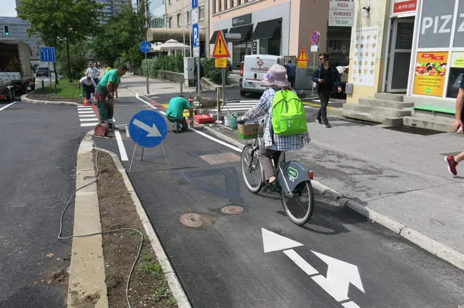V križišču Dunajske in Livarske so odstranili talni prometni znak za kolesarje in prestavili stebričke s srede kolesarske steze na robova. FOTO: Janez Petkovšek