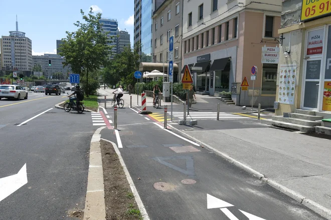 Prekrškarja na mopedu in kolesu sta le ena od številnih, ki smo ju zasačili v križišču Livarske in Dunajske mi in ne policisti ali redarji. FOTO: Janez Petkovšek