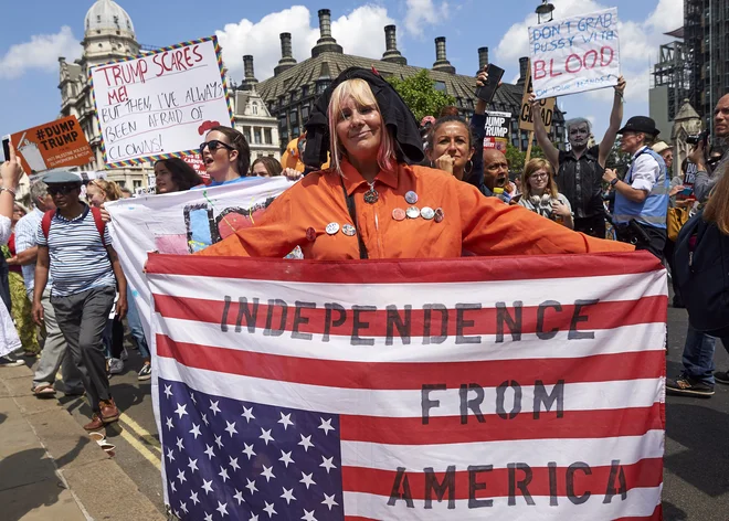 Na protestih proti politiki ameriškega predsednika Donalda Trumpa ob njegovem obisku na Otoku se je danes v Londonu zbralo več deset tisoč ljudi. Protestniki so izpostavljali, da je Trump ksenofob in da si ga ne želijo v državi, poročajo tuje tiskovne agencije. FOTO: Niklas Halle'n/AFP