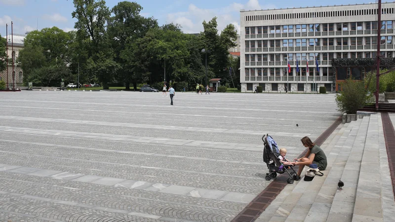 Fotografija: Trg republike danes in po nekaj letih, ko so z njega umaknili pločevino. FOTO Tomi Lombar