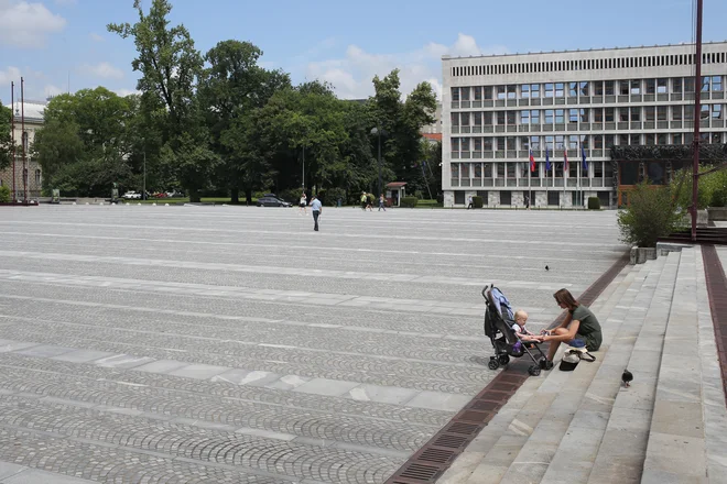 Trg republike danes in po nekaj letih, ko so z njega umaknili pločevino. FOTO Tomi Lombar