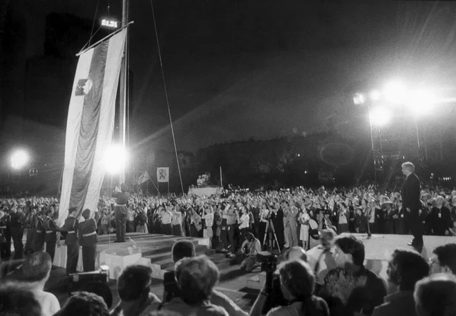 Razglasitev slovenske samostojnosti leta 1991. Foto: Igor Modic